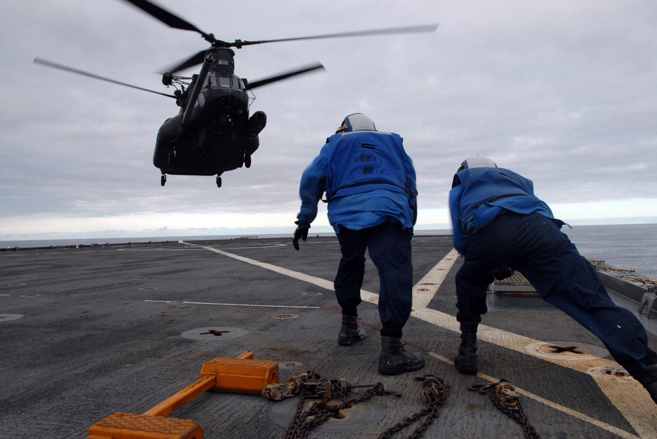 MH-47 - Chinook - USS Rushmore - Photo