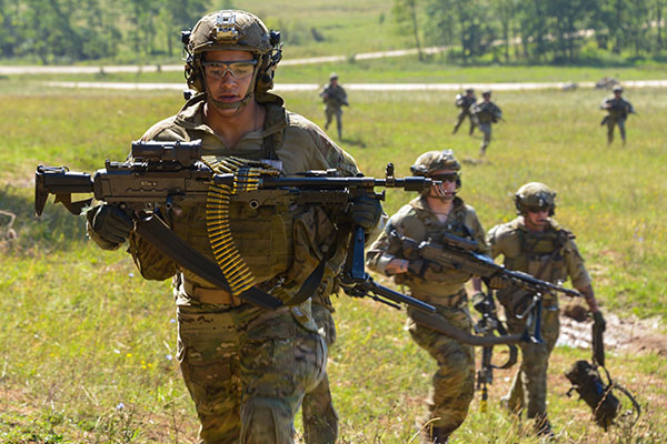 Ranger carrying a M240L machine gun