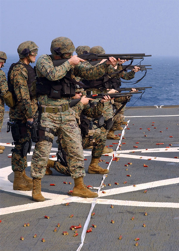 Marines RÁPIDOS com espingardas M500