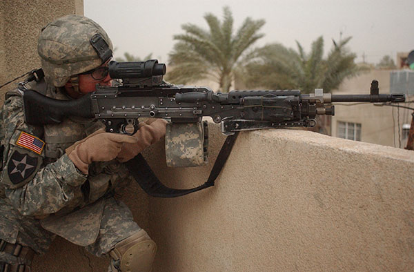 army soldier with M240b machine gun